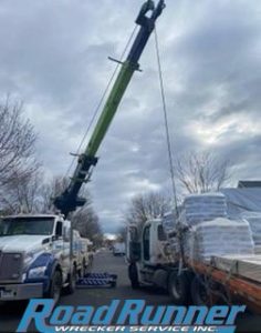 SEMI TOWING LEESBURG