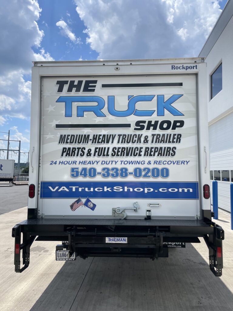 road runner wrecker service truck shop IMG 9612