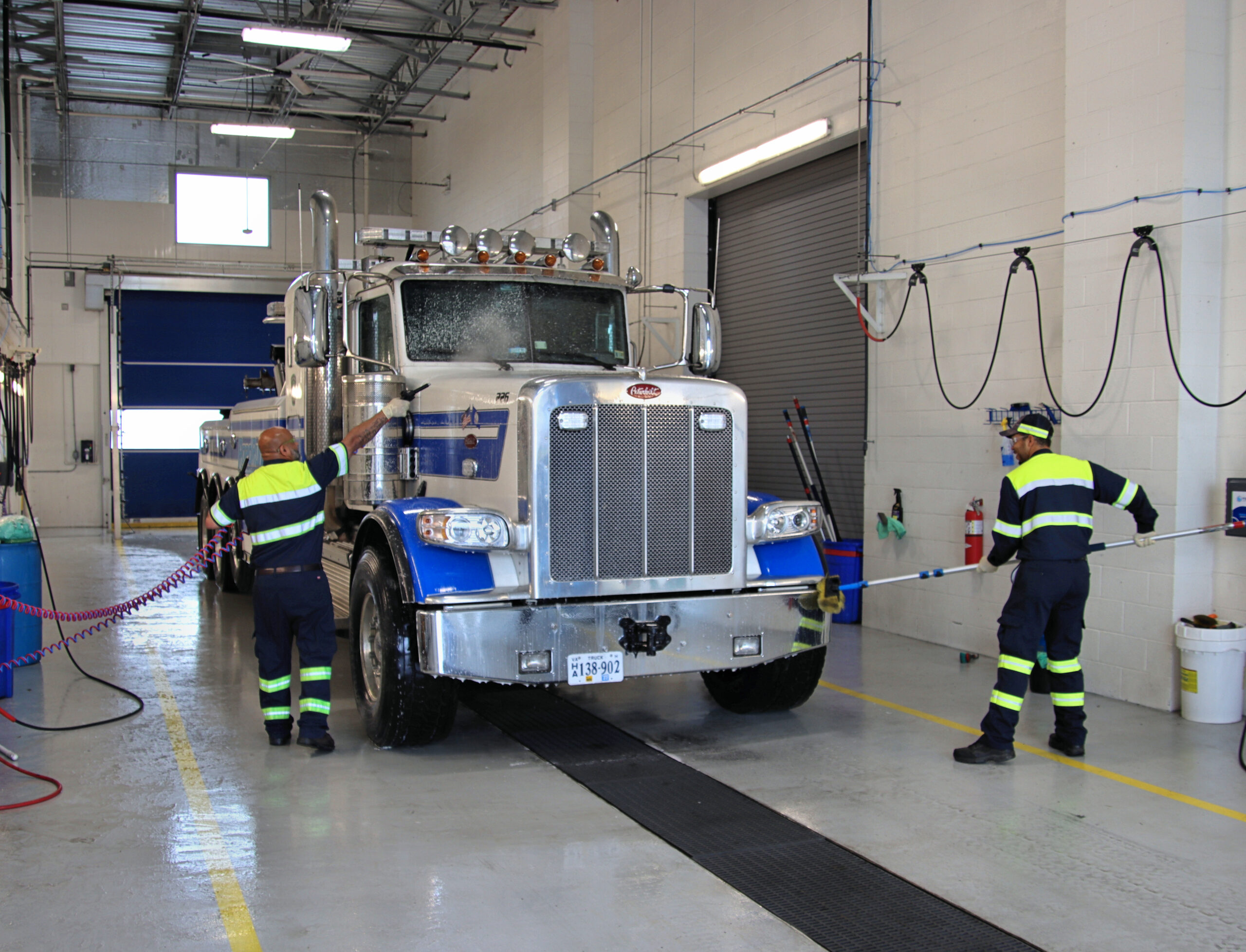 road runner wrecker service truck wash 2022 05 26 09 1