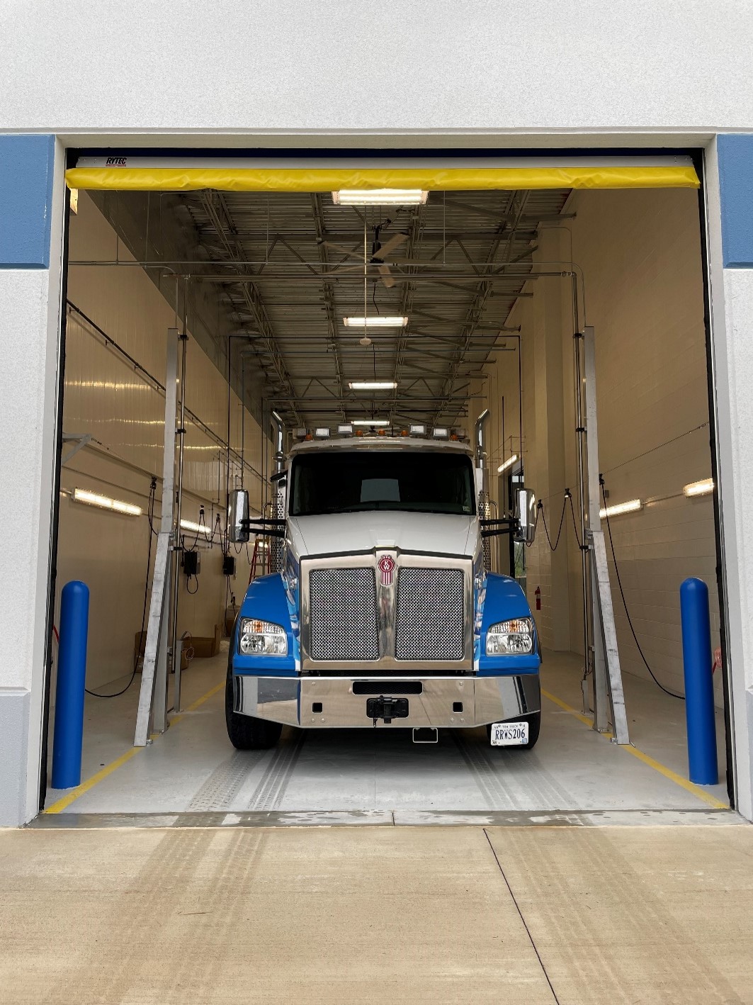 road runner wrecker service truck wash Picture1